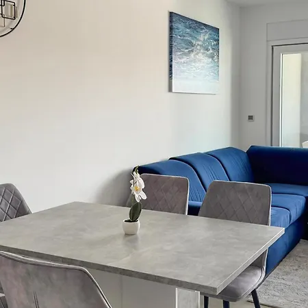 2 Bedroom Cozy In *